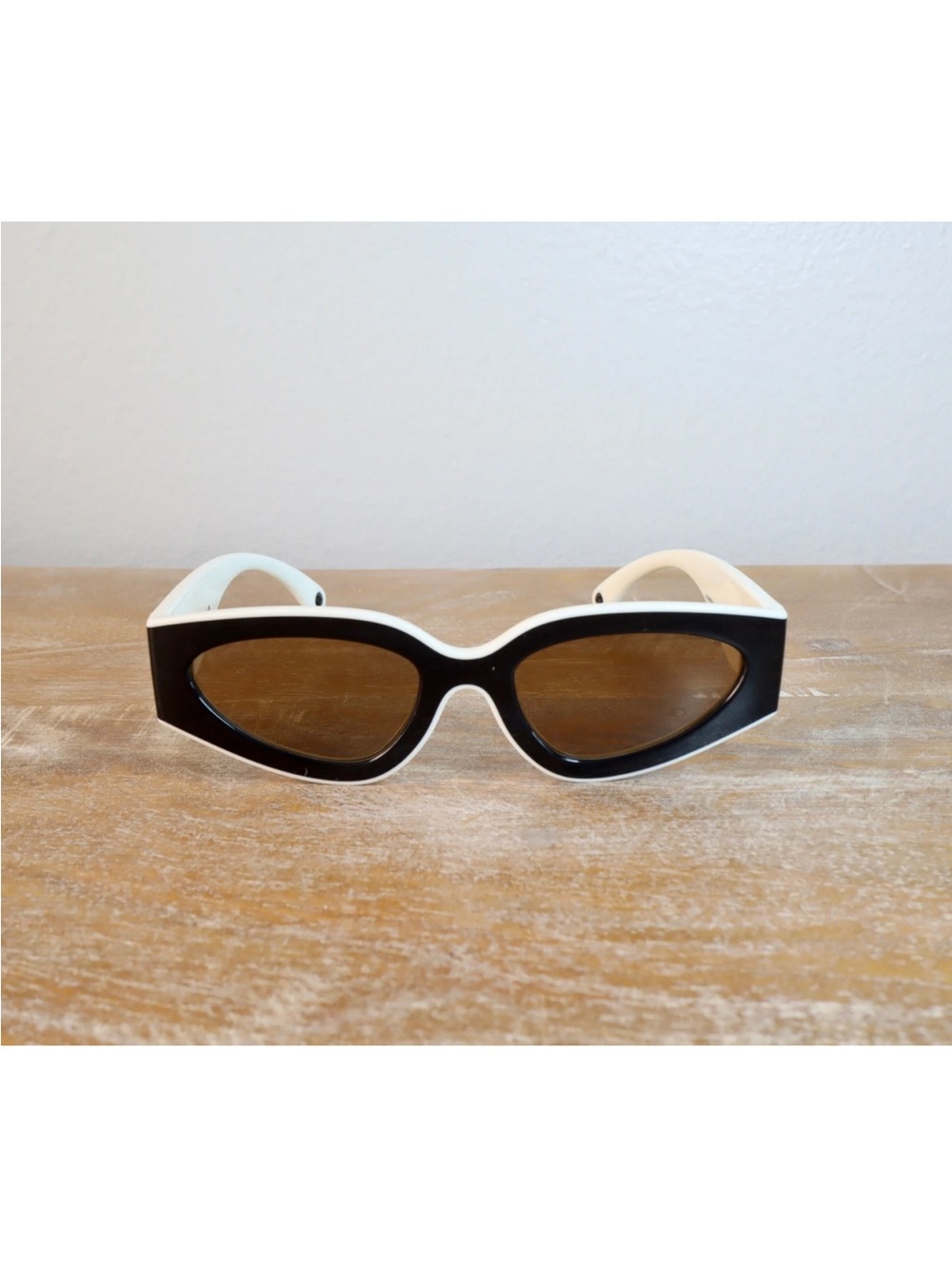 CHANEL Black and White Cat-Eye Sunglasses with Logo Temples - Picture 4 of 11